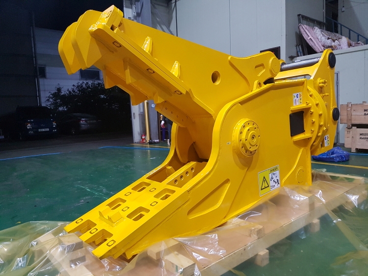 Hydraulic Pulverizer YPC320R at the factory